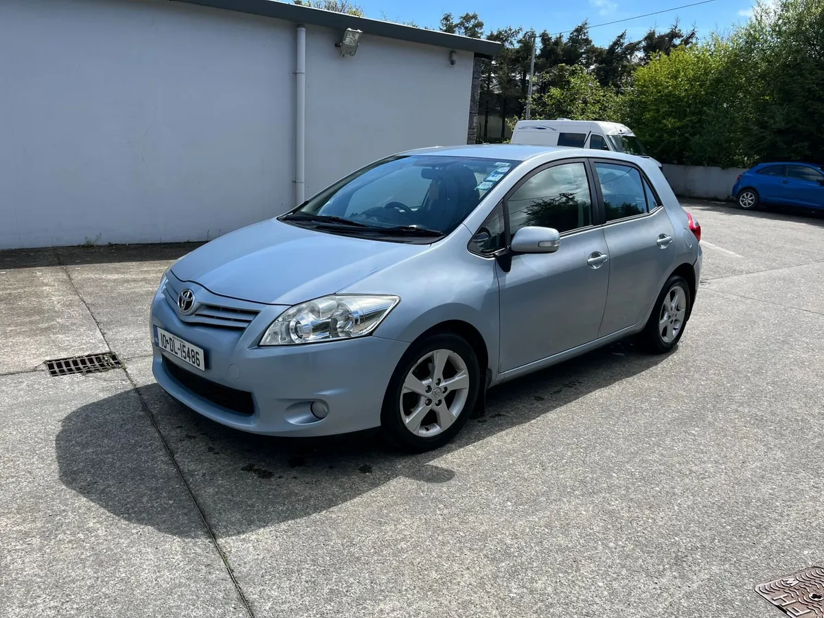 Toyota Auris 2010 - Image 1