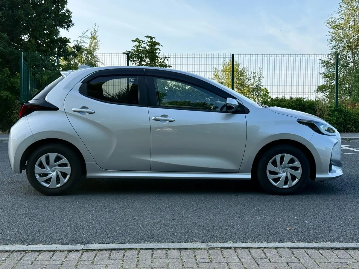 2021 TOYOTA YARIS HYBRID *LOW KM NEW NCT* - Image 3