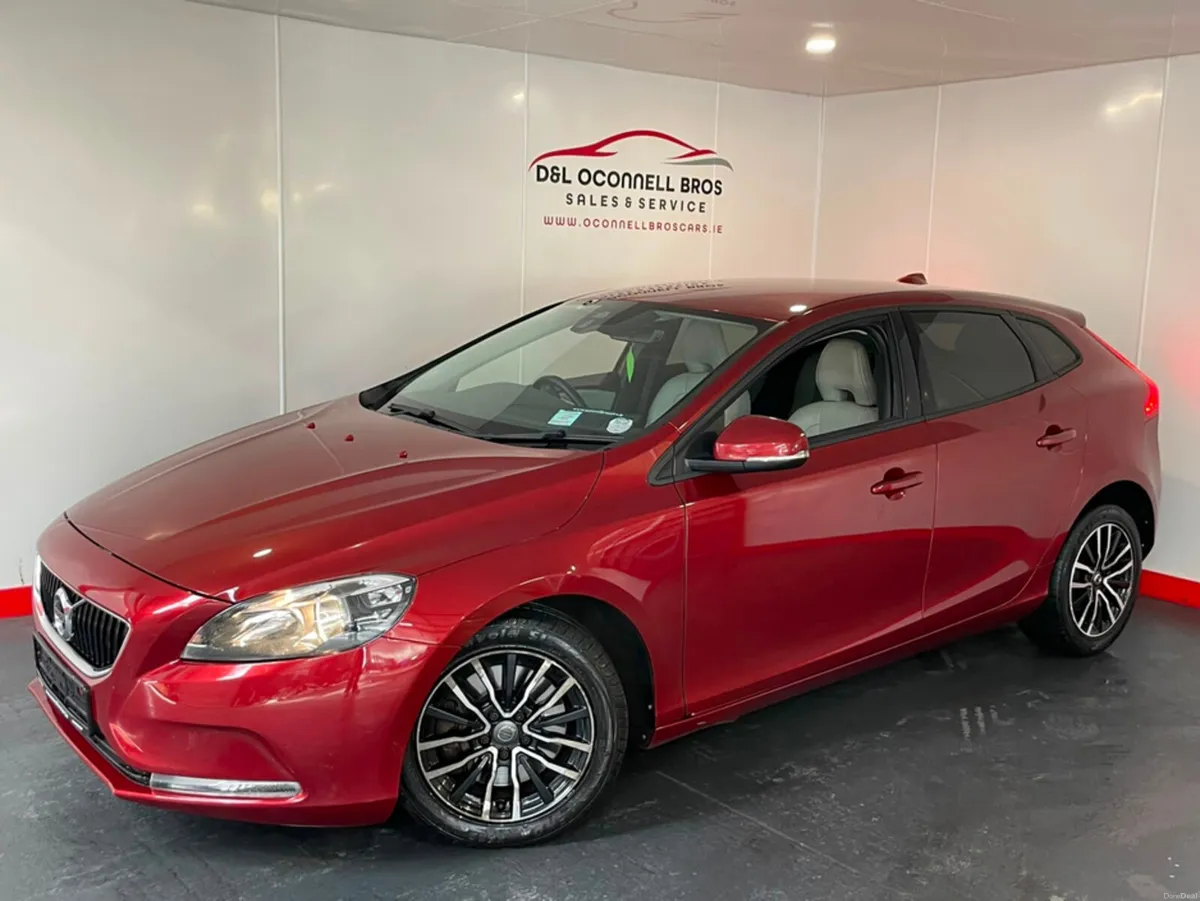 Volvo V40 D2 MOMENTUM ED GT 5DR AUTO - Image 2