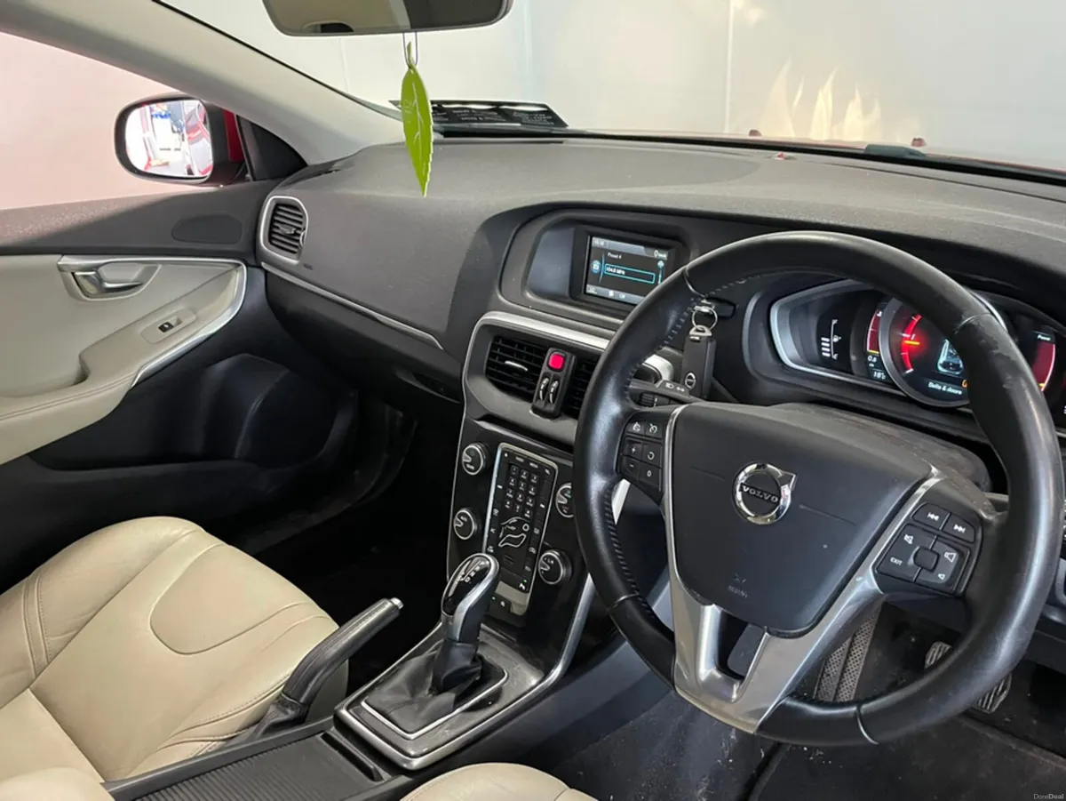 Volvo V40 D2 MOMENTUM ED GT 5DR AUTO - Image 3