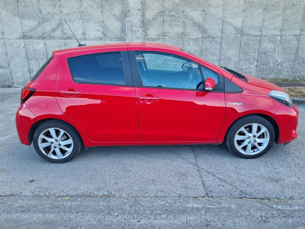 Toyota Yaris 2016 Hybrid - Image 4