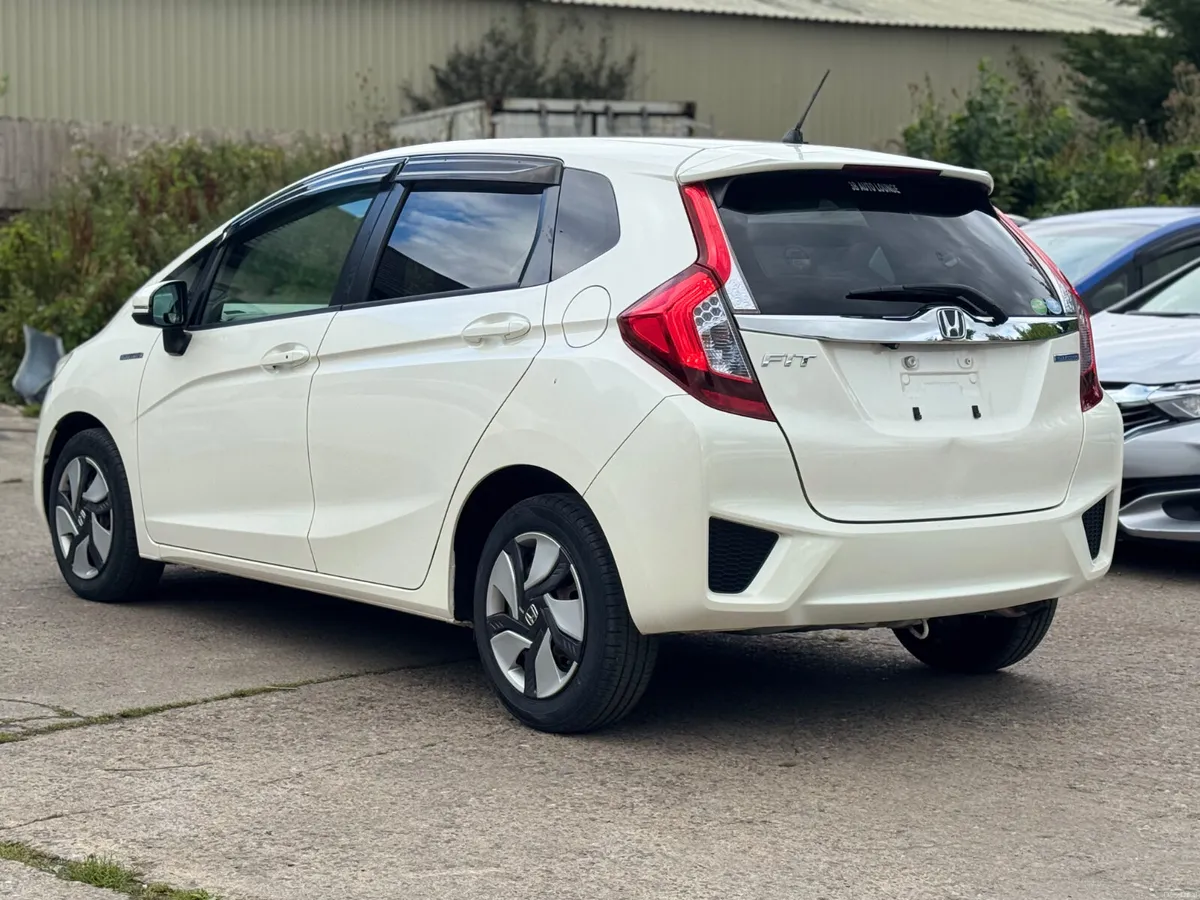 HONDA FIT 1.5 Hybrid Auto 2014 77000 KM 2 keys - Image 4