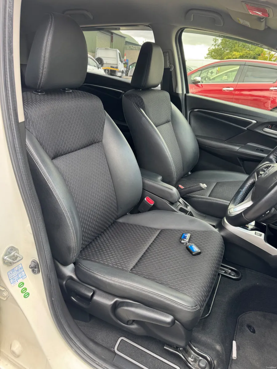 HONDA FIT 1.5 Hybrid Auto 2014 77000 KM 2 keys - Image 6