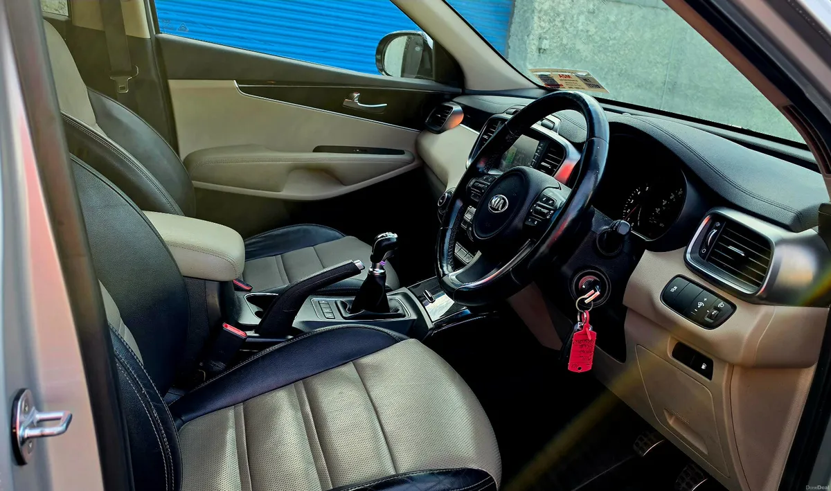 Kia Sorento PLATINUM LOW KM HIGH SPEC 7 SEATS - Image 5