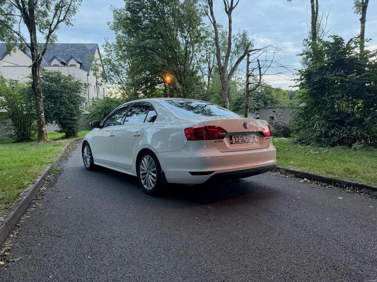 VW JETTA HIGHLINE SPORT 2.0 TDI – LOW MILES – - Image 3