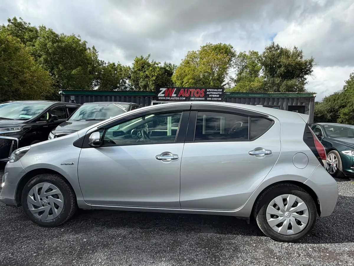 17 Toyota Aqua 1.5 HYBRID - Image 4
