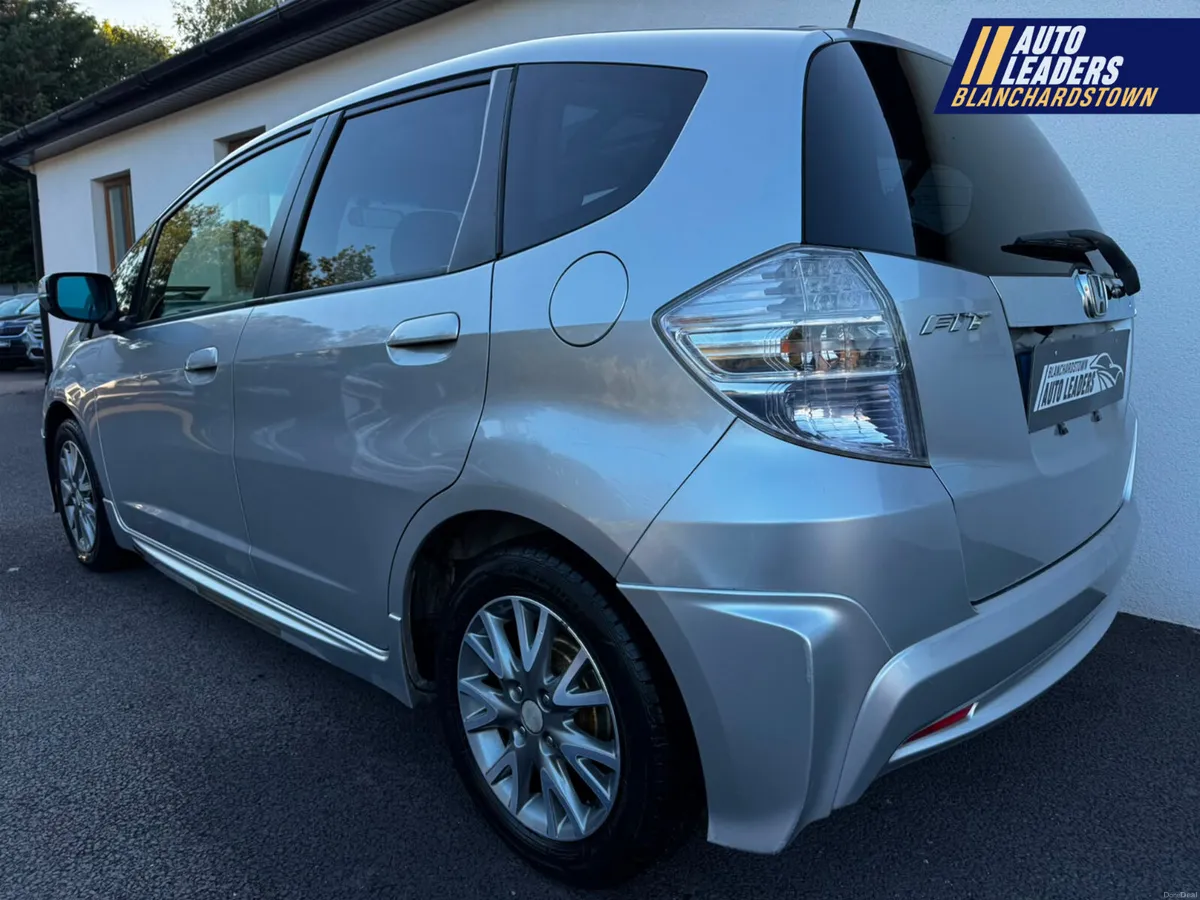 HONDA FIT 1.3 CVT HYBRID AUTO 102 BHP SKY VIEW - Image 4