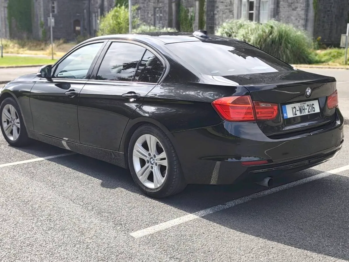 BMW 320i 2012 - Image 4