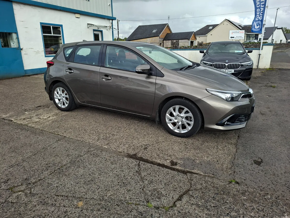 2017 Toyota Auris 1.33 Dual VVT-i 5Dr Aura - Image 2