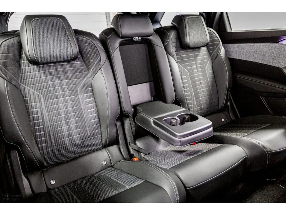 Peugeot 5008 E-GT 72kWh 210HP - 7 Seats - Image 6