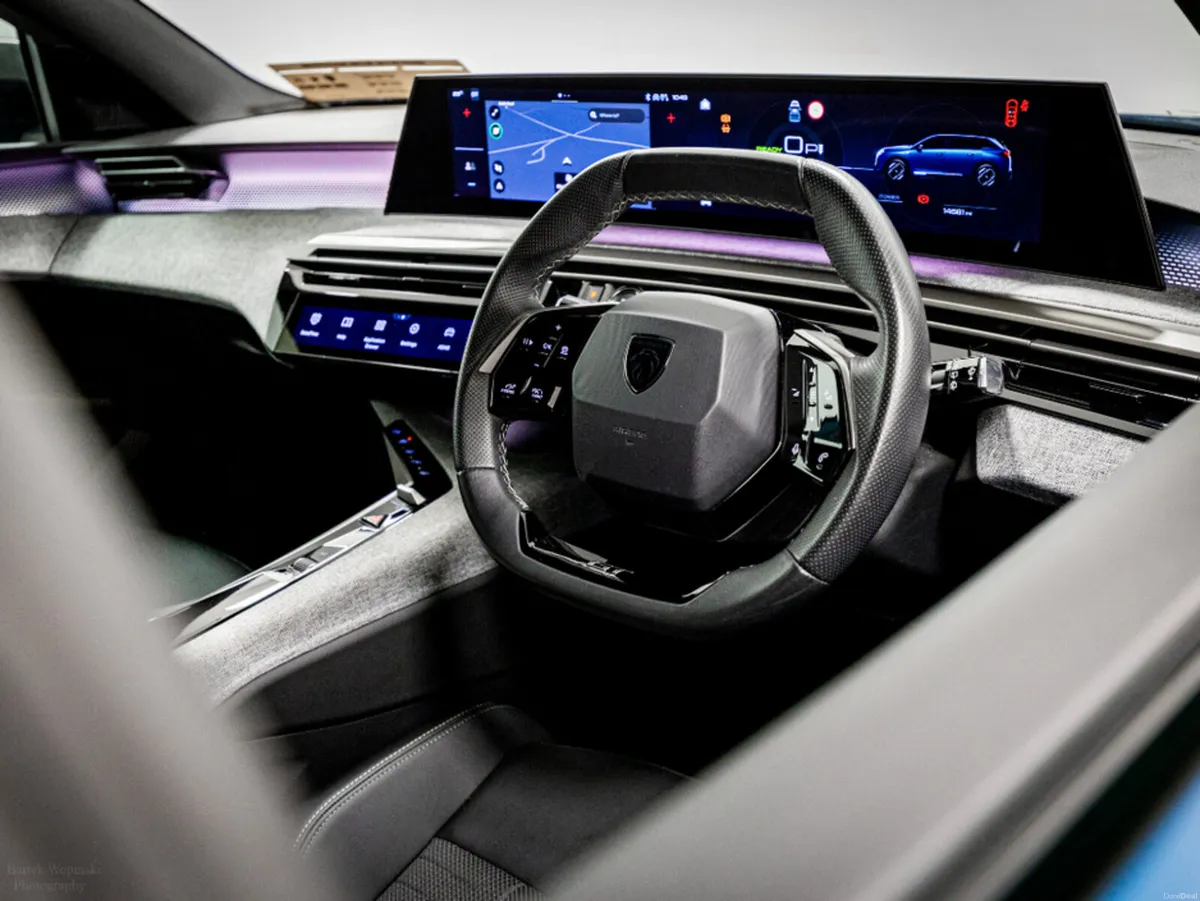 Peugeot 5008 E-GT 72kWh 210HP - 7 Seats - Image 2