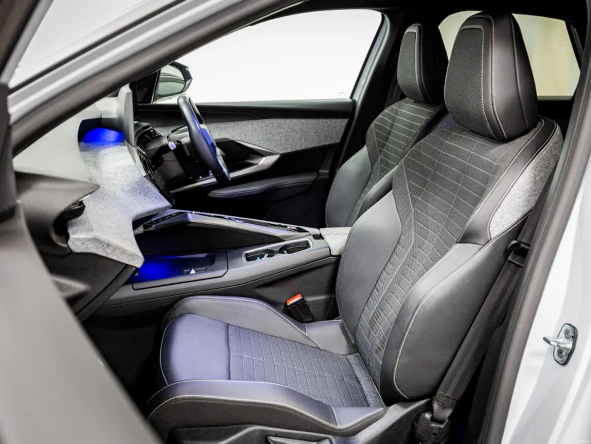 Peugeot 3008 Allure 1.2 Hybrid Auto 145HP - Image 5