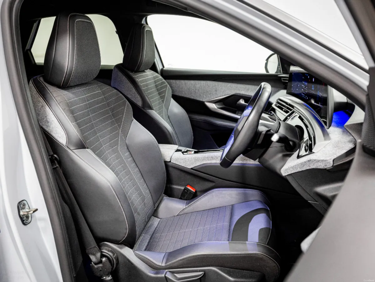 Peugeot 3008 Allure 1.2 Hybrid Auto 145HP - Image 3