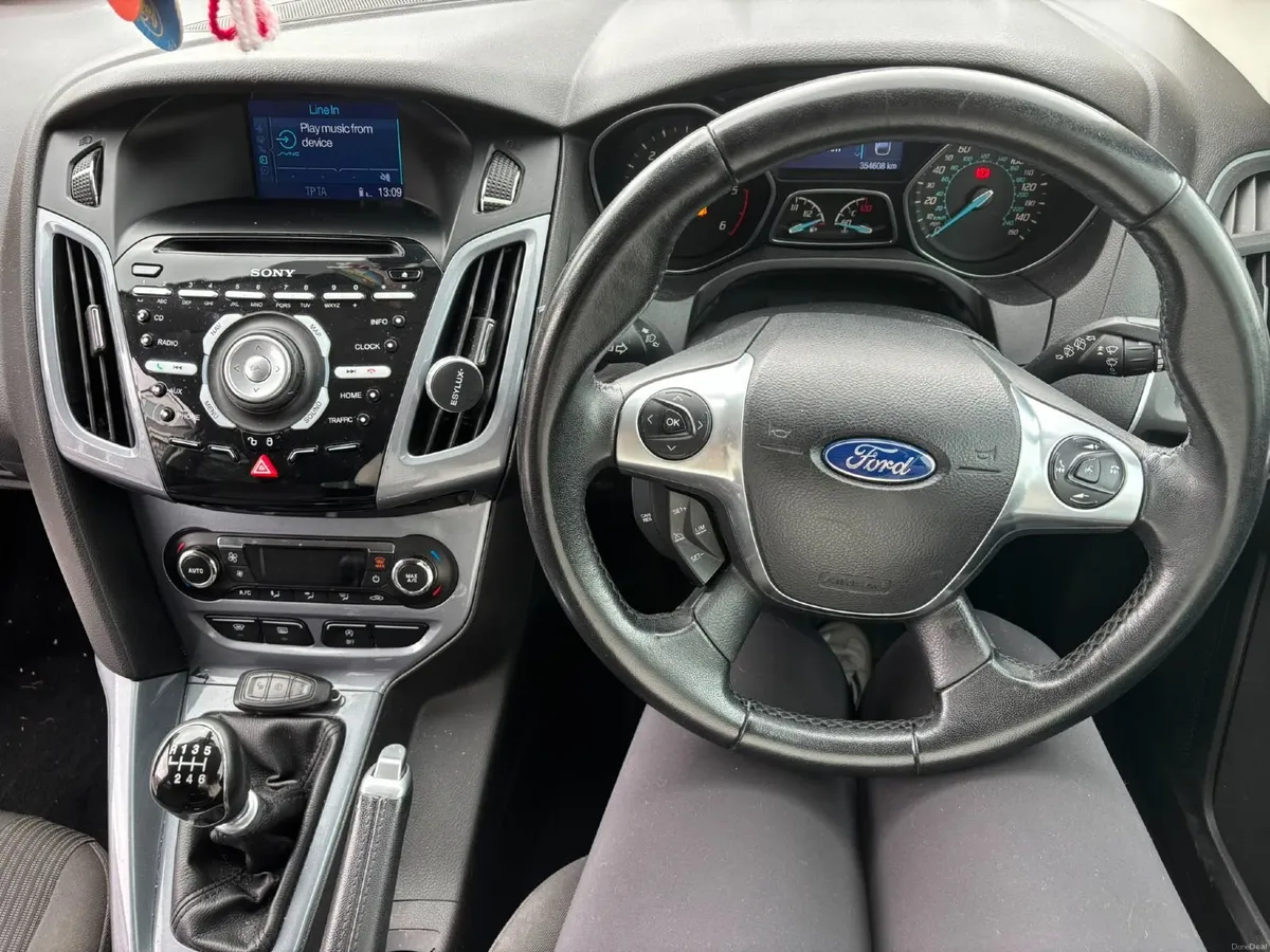 White Ford Focus 2014 - Image 4