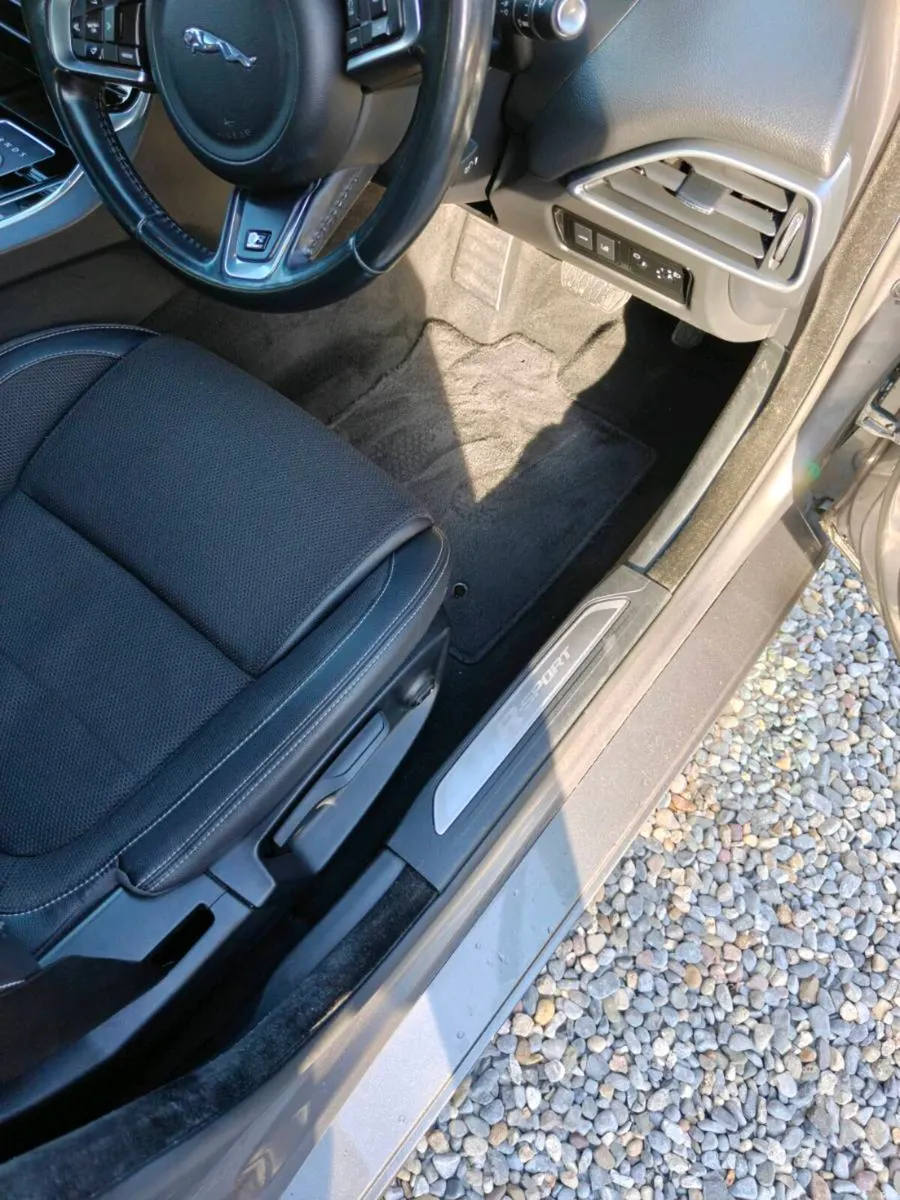 Jaguar XE R-Sport Automatic - Image 4