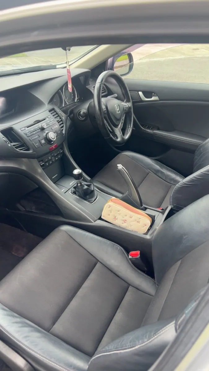 Honda Accord 2011 - Image 2
