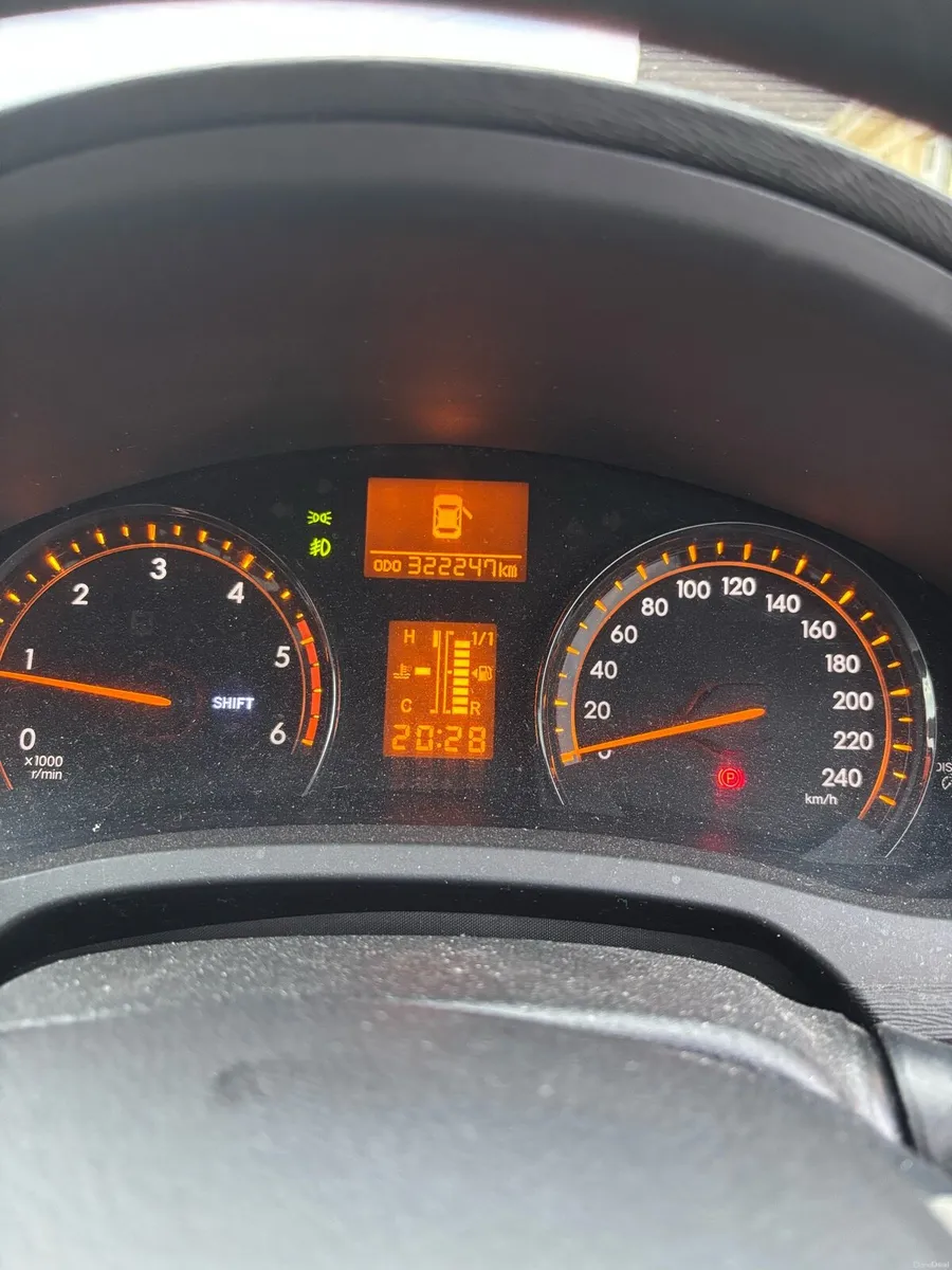 Toyota Avensis 2011 - Image 6