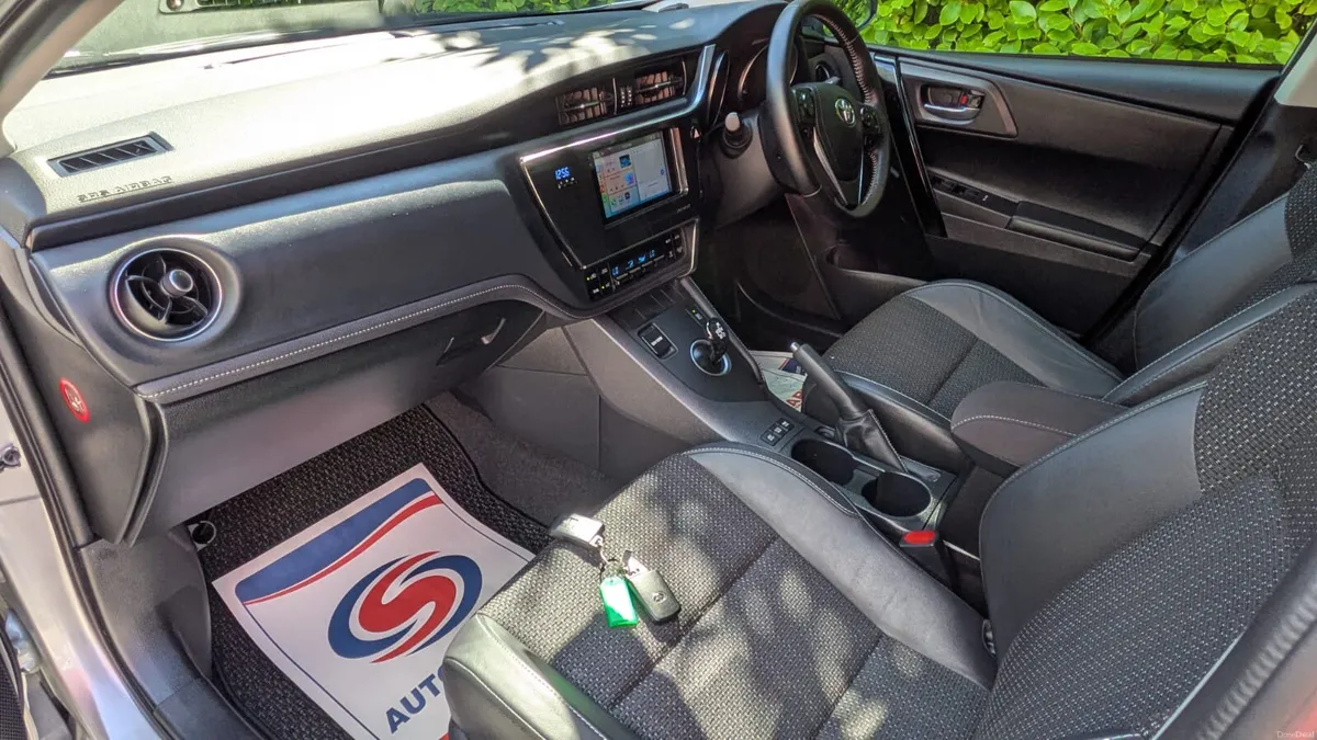1/2 Leather Toyota Auris 1.8 Petrol Hybrid, 2017 - Image 2