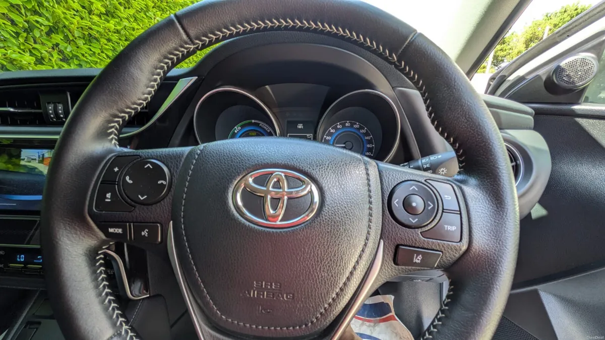 1/2 Leather Toyota Auris 1.8 Petrol Hybrid, 2017 - Image 4