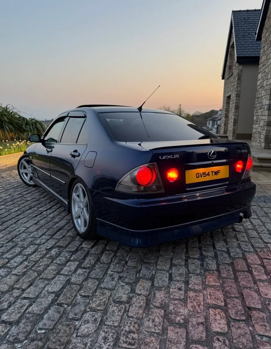 Lexus IS200 - Image 1