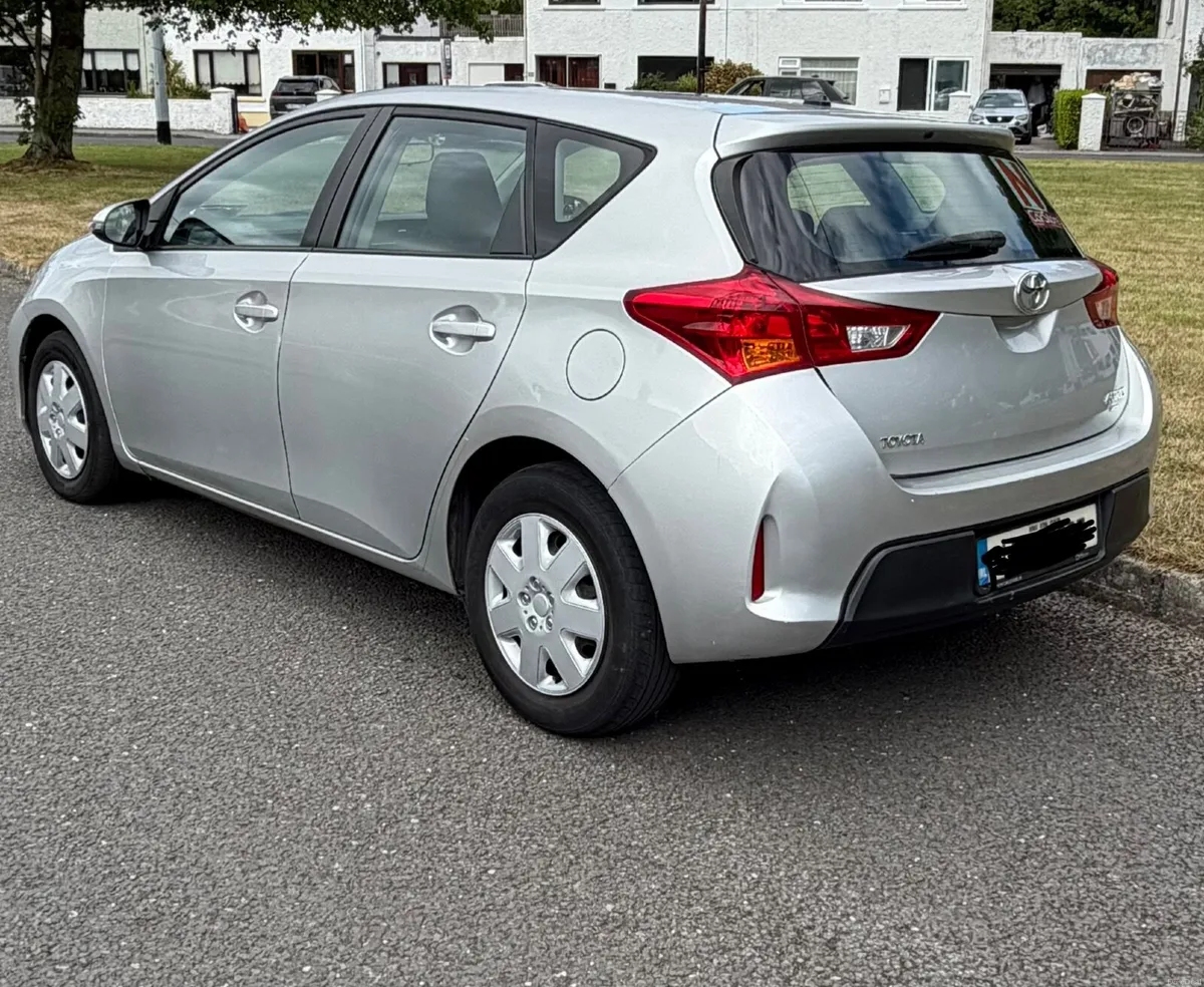 Toyota Auris 2014 - Image 2