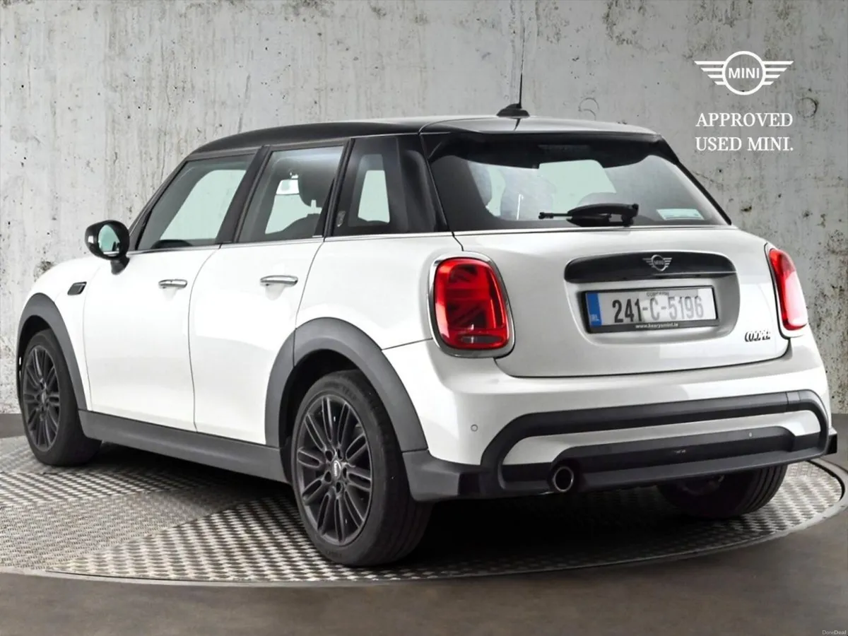 Mini Cooper 5-Door Cooper Exclusive - Image 2
