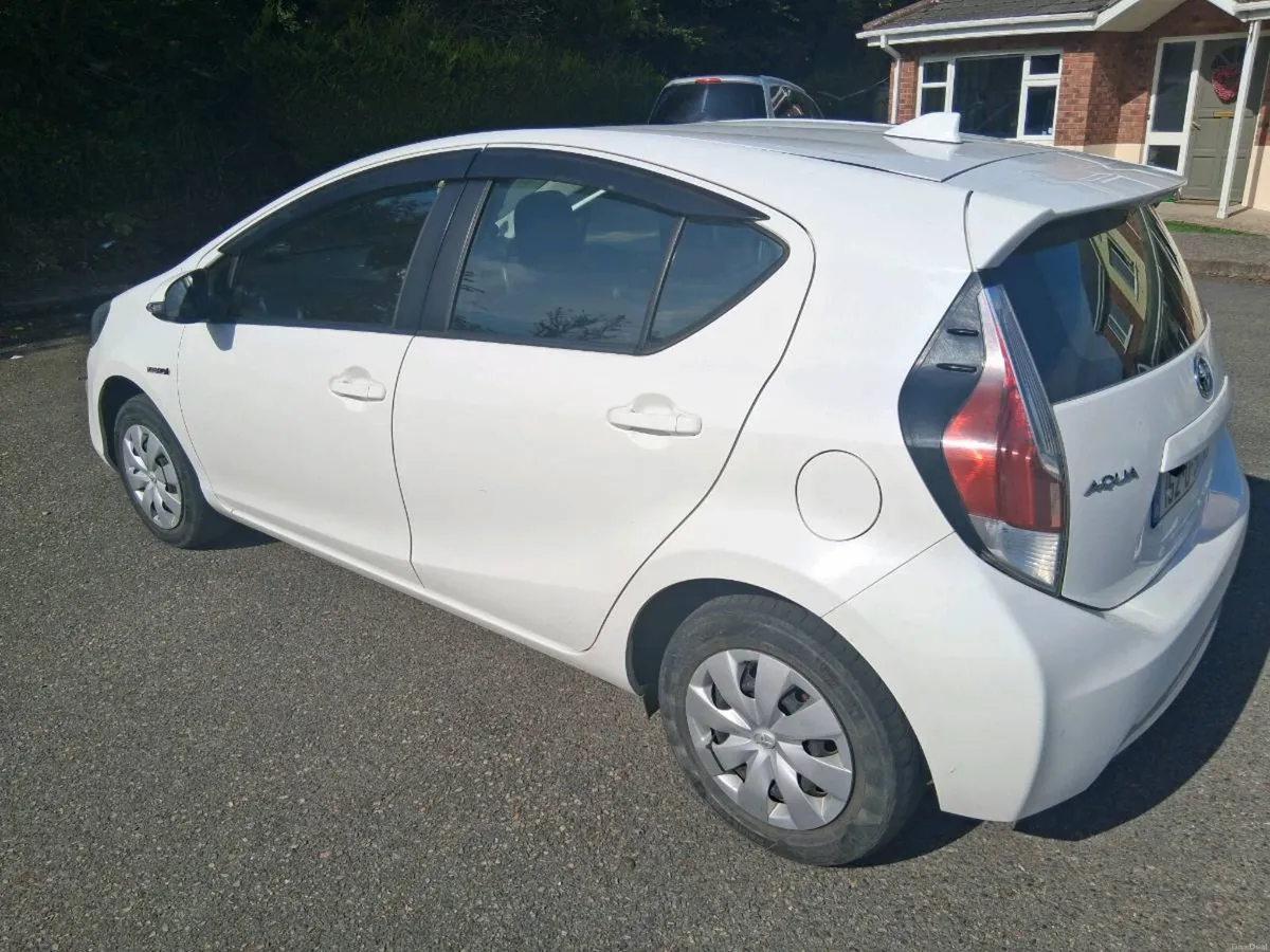 Toyota prius Aqua - Image 4