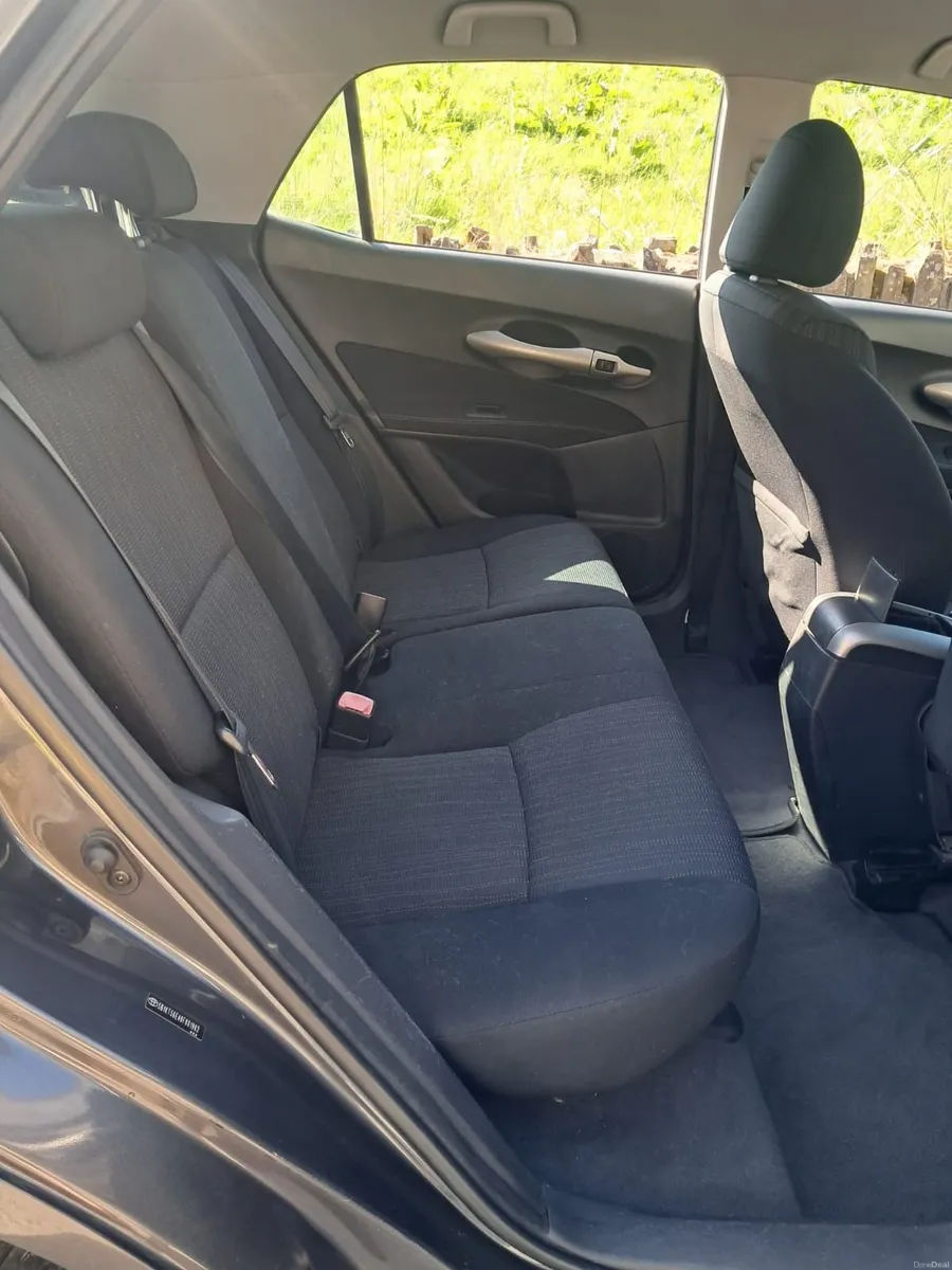 Toyota Auris 2009 - Image 2