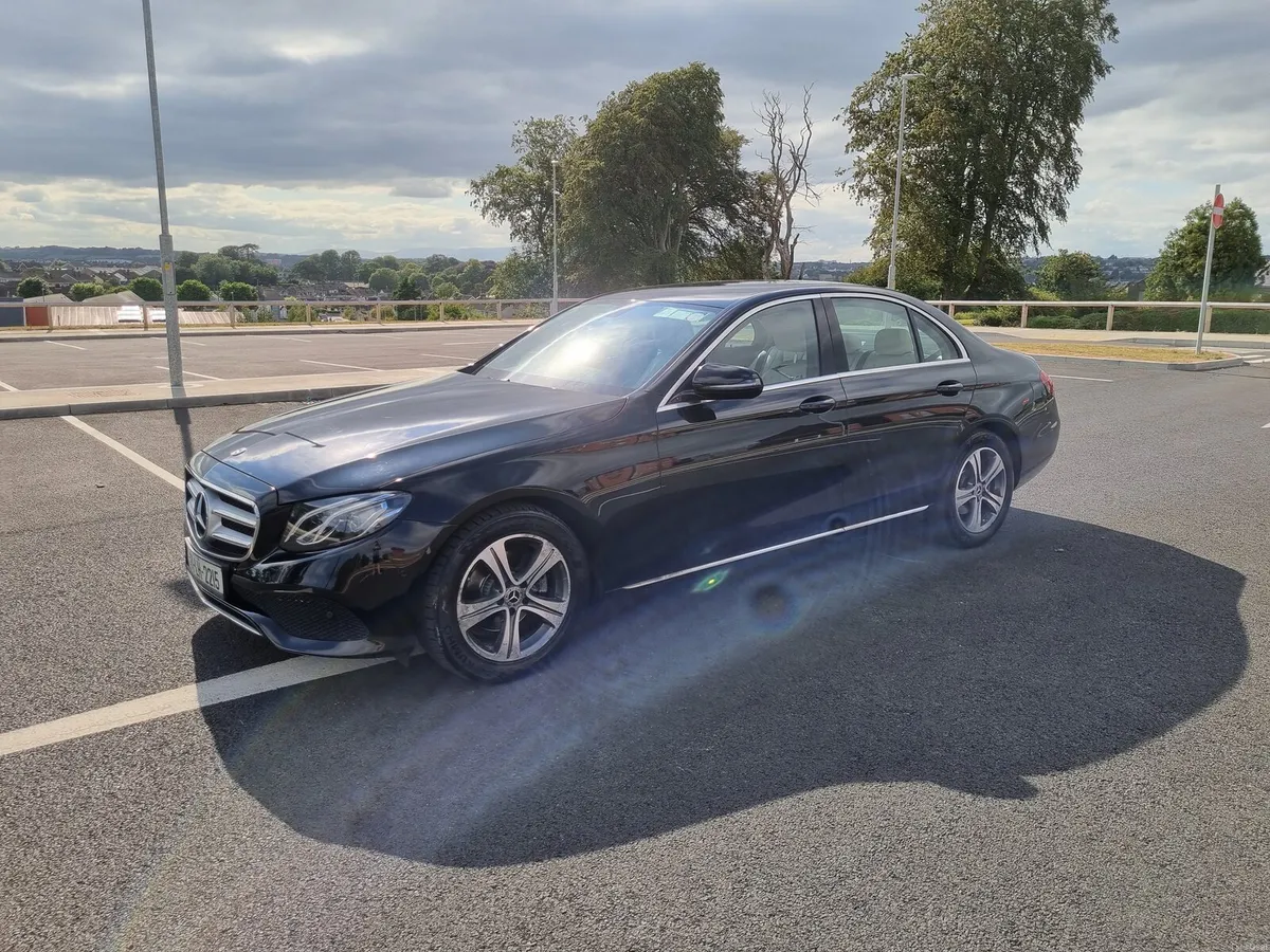 Mercedes E200d Avantgarde | 106,000 KM | Cream  Le - Image 3