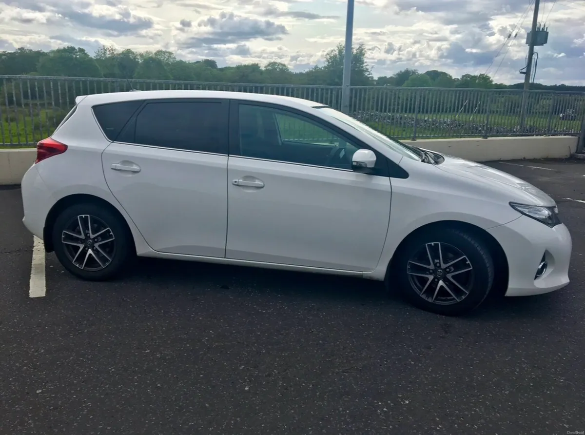 Toyota Auris 2015 1.4 diesel Sol/ICON+ NCT & Tax - Image 3