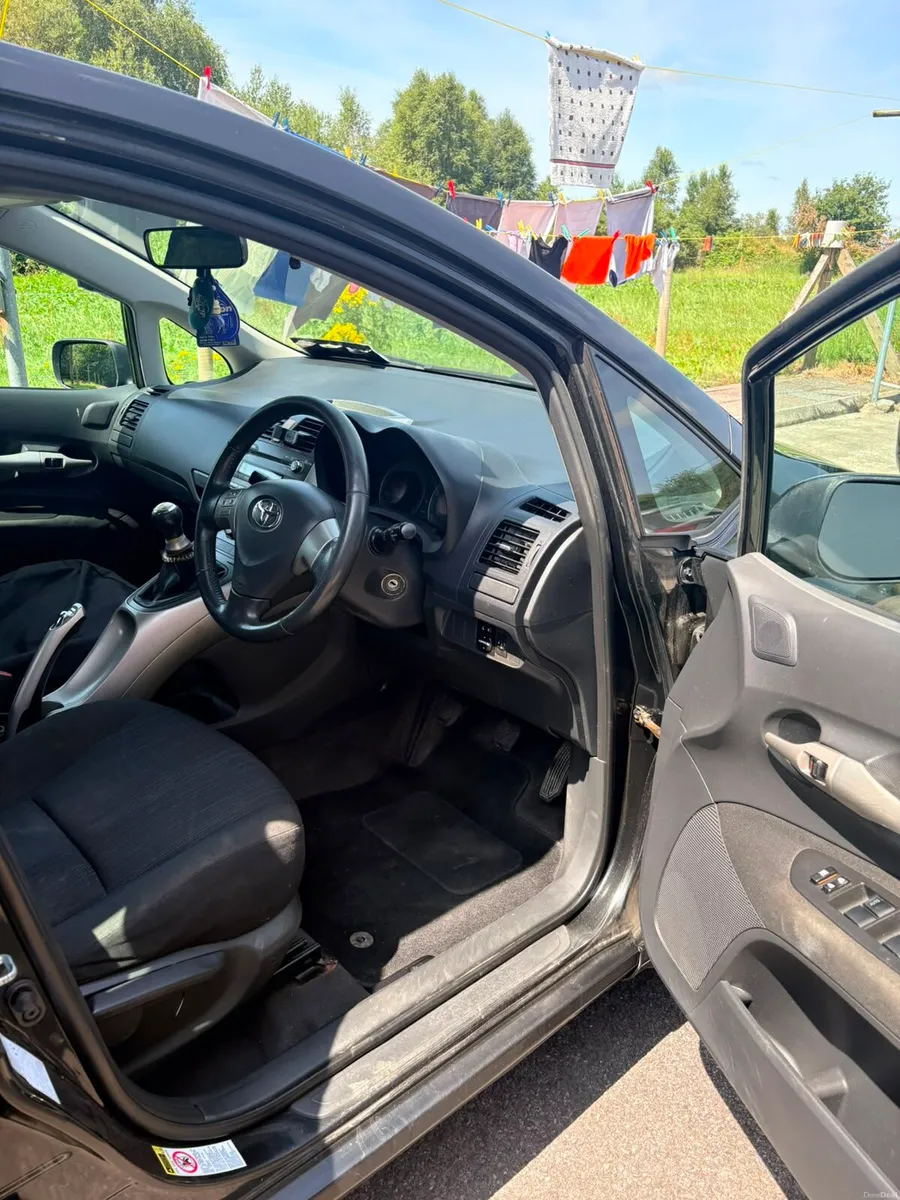 2008 Auris Black - Image 2
