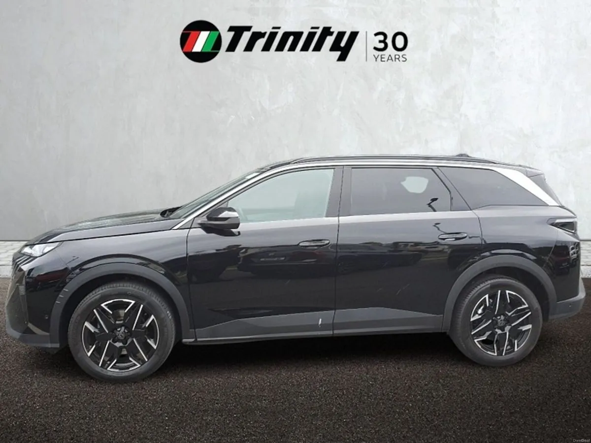 Peugeot 5008 DIRECTORS CAR** 1.2 MHEV 145BHP ** AL - Image 5