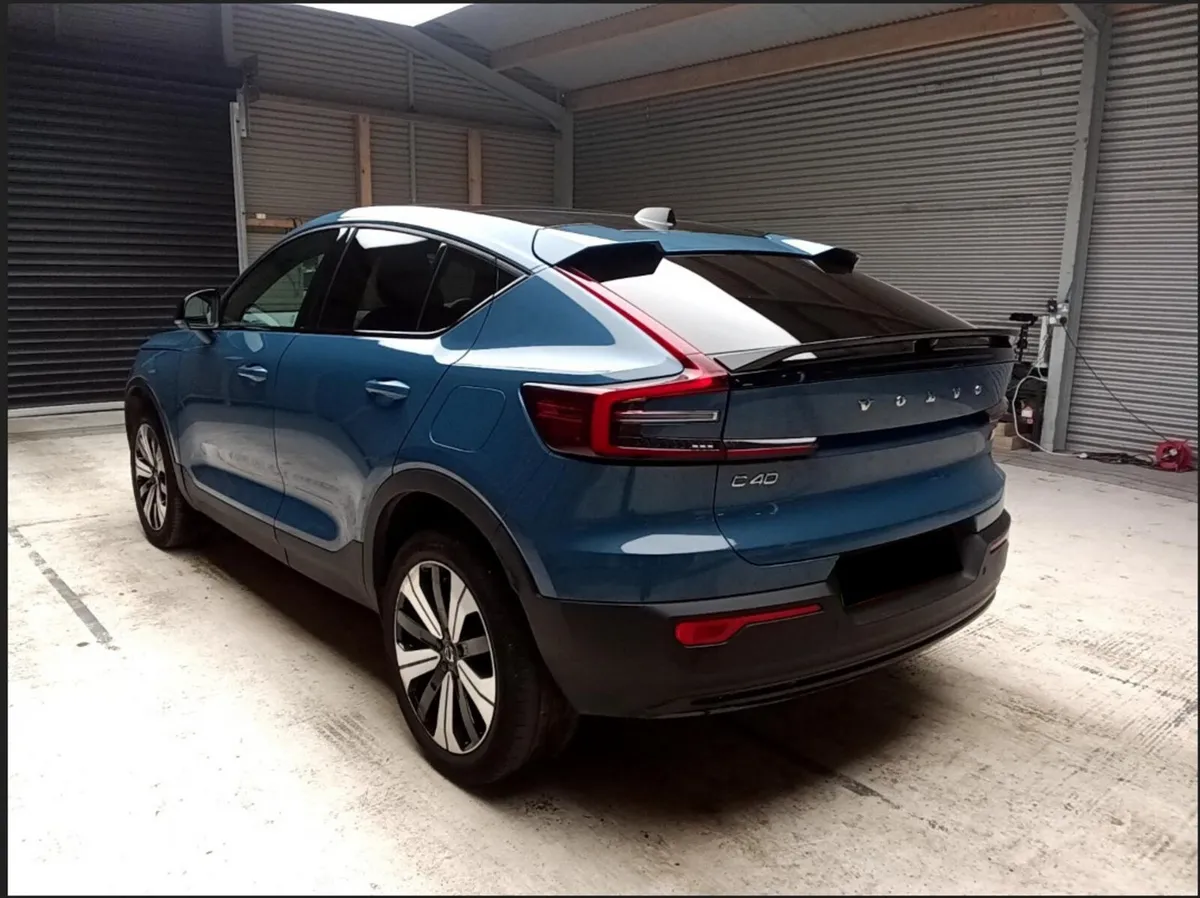 2023 VOLVO C40 + RECHARGE EV PLUS // PAN SUNROOF - Image 3