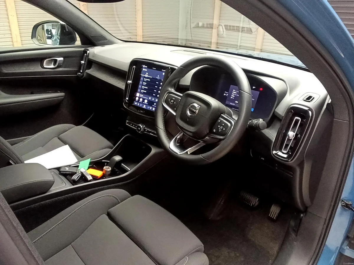 2023 VOLVO C40 + RECHARGE EV PLUS // PAN SUNROOF - Image 2