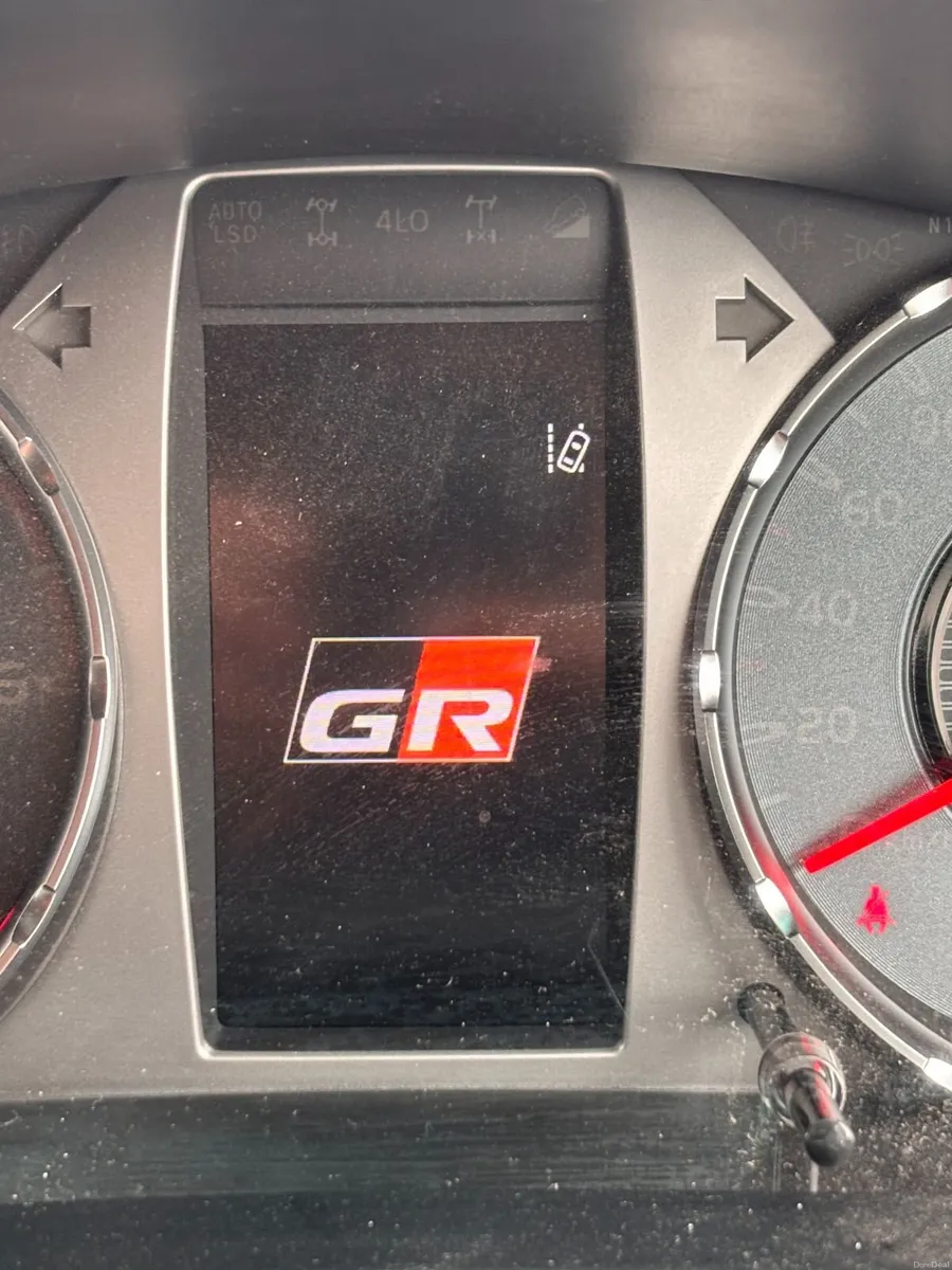 Toyota Hilux 2.8 GR Sport II 2025 - Image 3