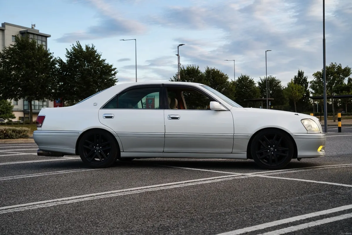 Toyota Crown Athlete V - Image 2