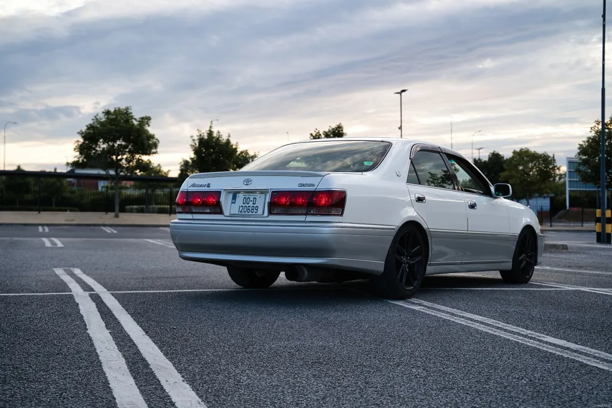 Toyota Crown Athlete V - Image 3