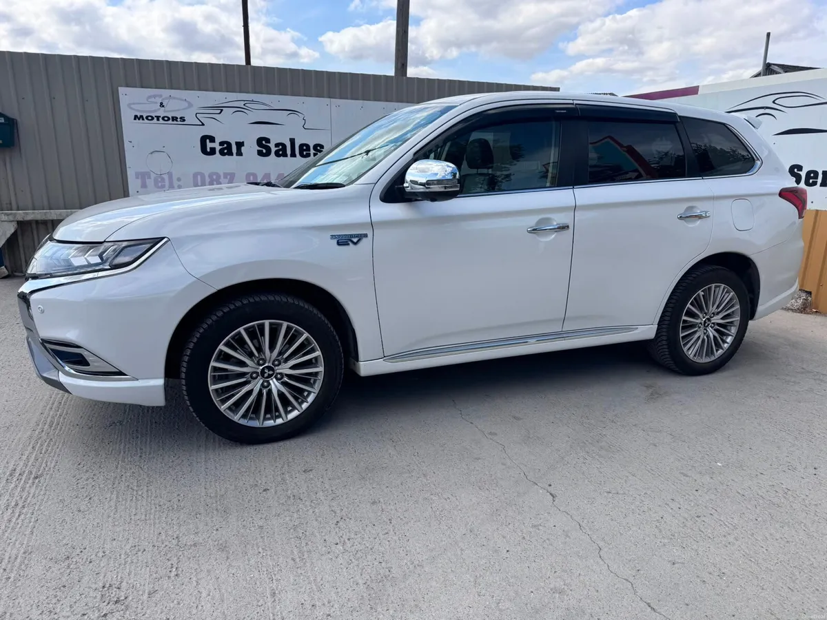 202 Mitsubishi Outlander 2.4L Plug-in EV Intense - Image 2
