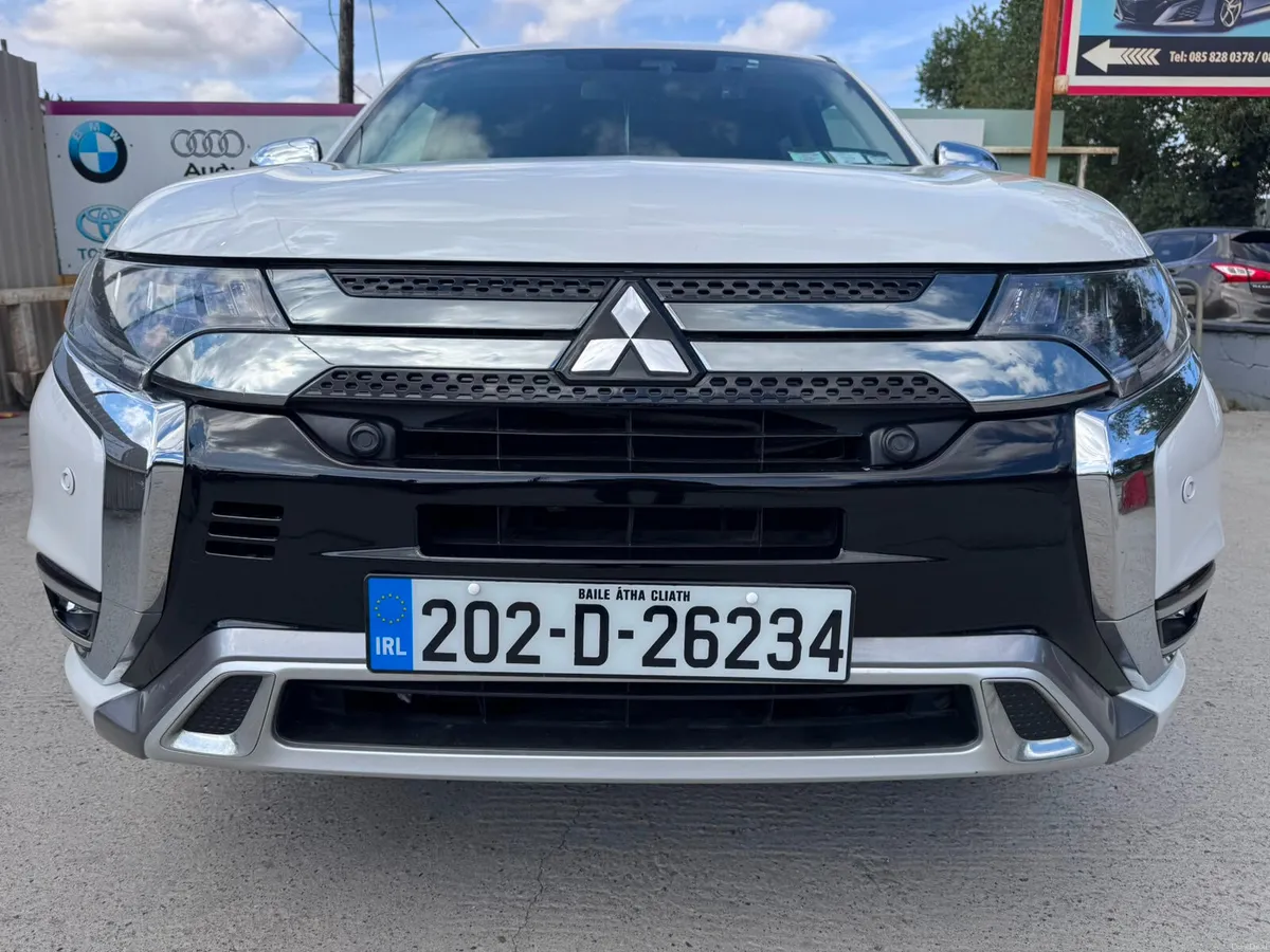 202 Mitsubishi Outlander 2.4L Plug-in EV Intense - Image 3