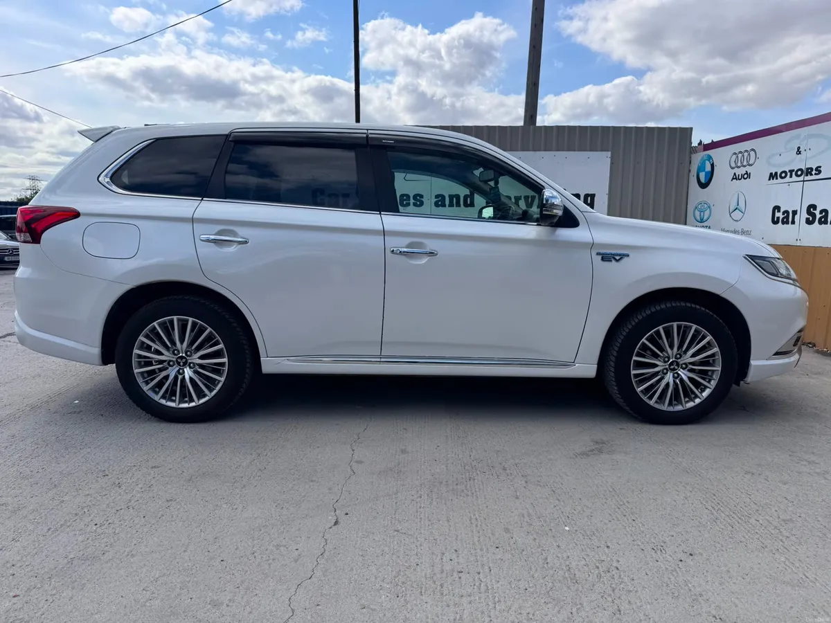 202 Mitsubishi Outlander 2.4L Plug-in EV Intense - Image 6