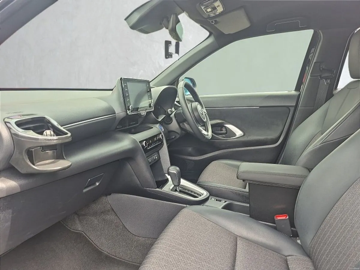 Toyota Yaris Cross ** Z HYBRID ** HUGE SPEC ** TRI - Image 6
