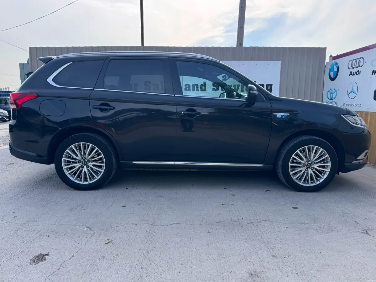 182 Mitsubishi Outlander 2.4L Plug-in EV Intense H - Image 6