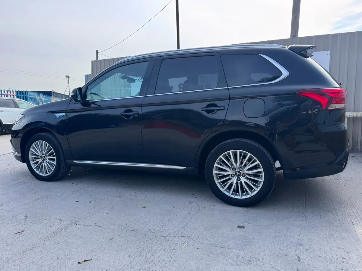 182 Mitsubishi Outlander 2.4L Plug-in EV Intense H - Image 2