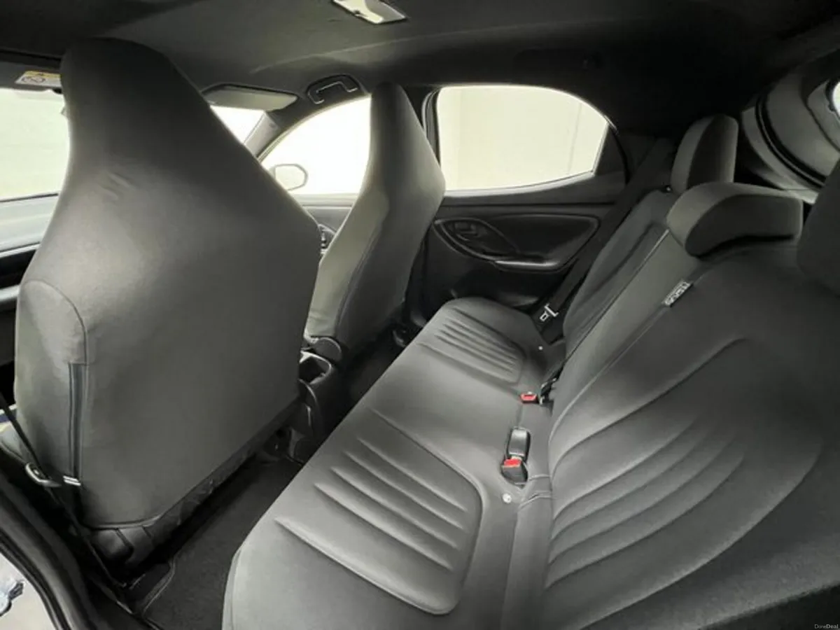 Toyota Yaris 1.5 HYBRID X Automatic, Reversing cam - Image 6