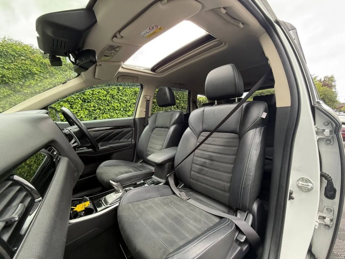 Mitsubishi Outlander 4WD 2.4 HYBRID // TILT & SLID - Image 2