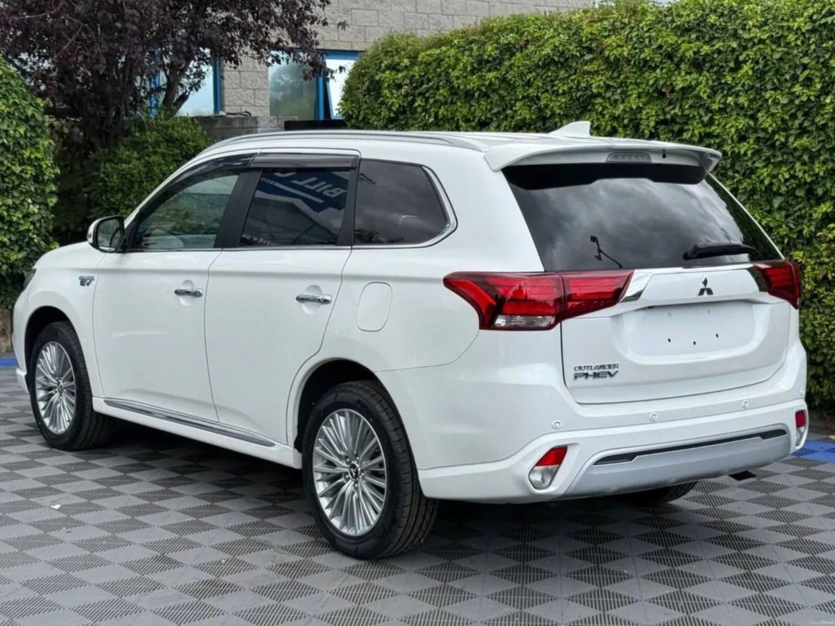 Mitsubishi Outlander 4WD 2.4 HYBRID // TILT & SLID - Image 6