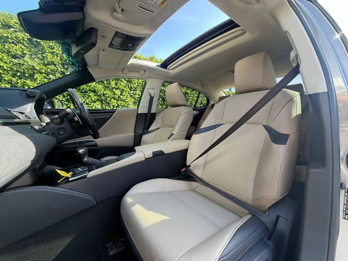 Lexus ES ES300H LUXURY 2.5 HYBRID AUTO ** HUGE SPE - Image 2