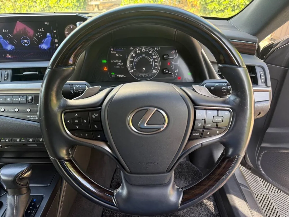 Lexus ES ES300H LUXURY 2.5 HYBRID AUTO ** HUGE SPE - Image 5