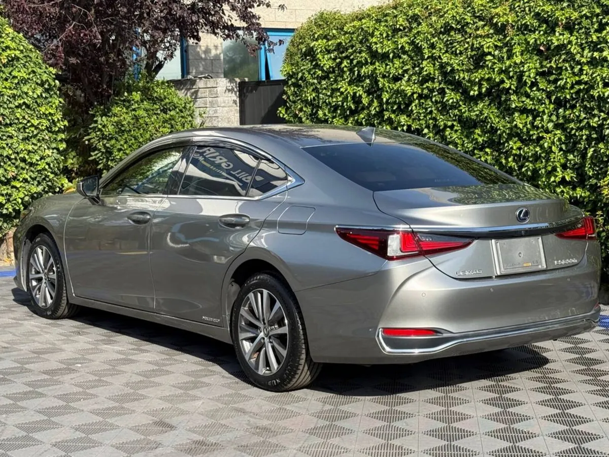 Lexus ES ES300H LUXURY 2.5 HYBRID AUTO ** HUGE SPE - Image 6