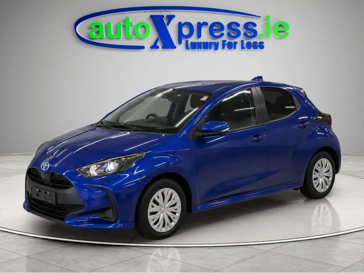 Toyota Yaris 4WD Hybrid Petrol, Automatic, Reversi - Image 4